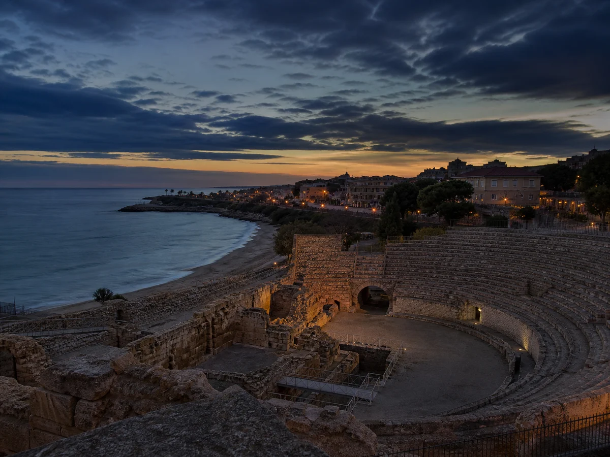 Composición editorial inspirada en el anfiteatro romano de Tarragona y el Mediterráneo.